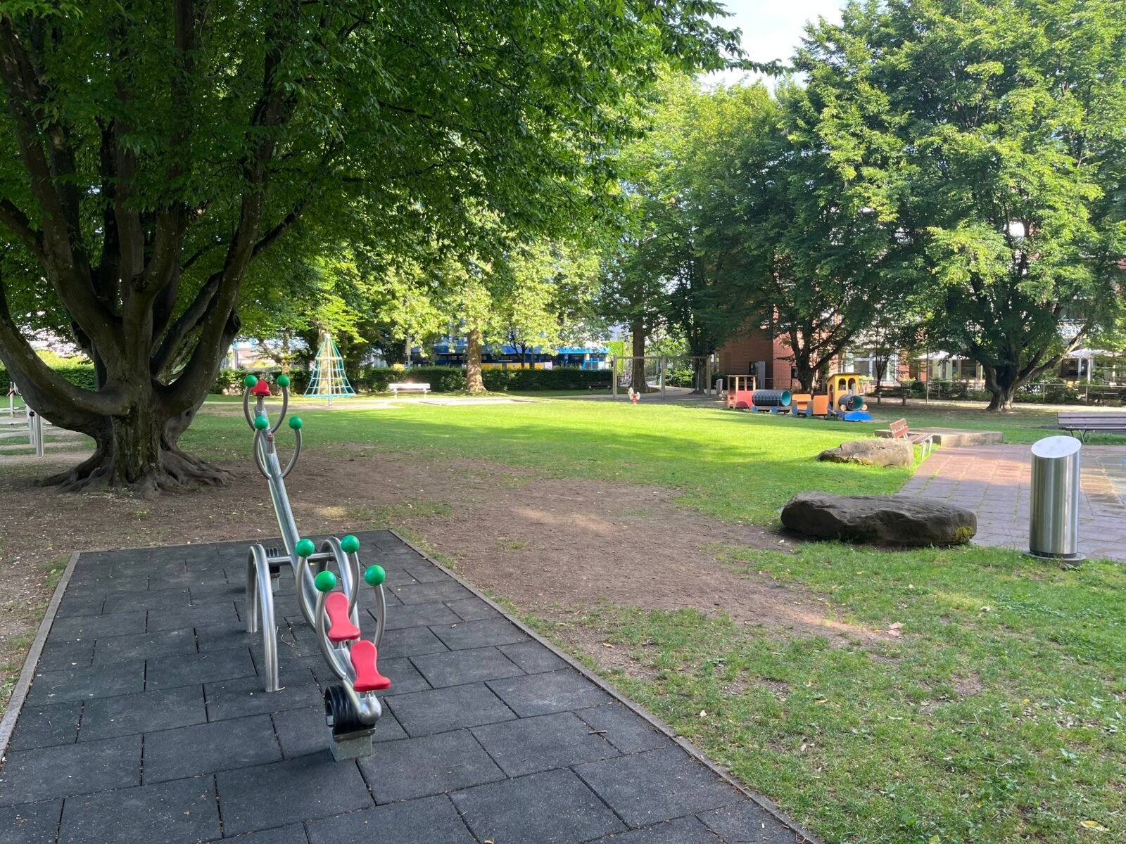 Jörin-Park Pratteln mit Spielplatz und Bäumen
