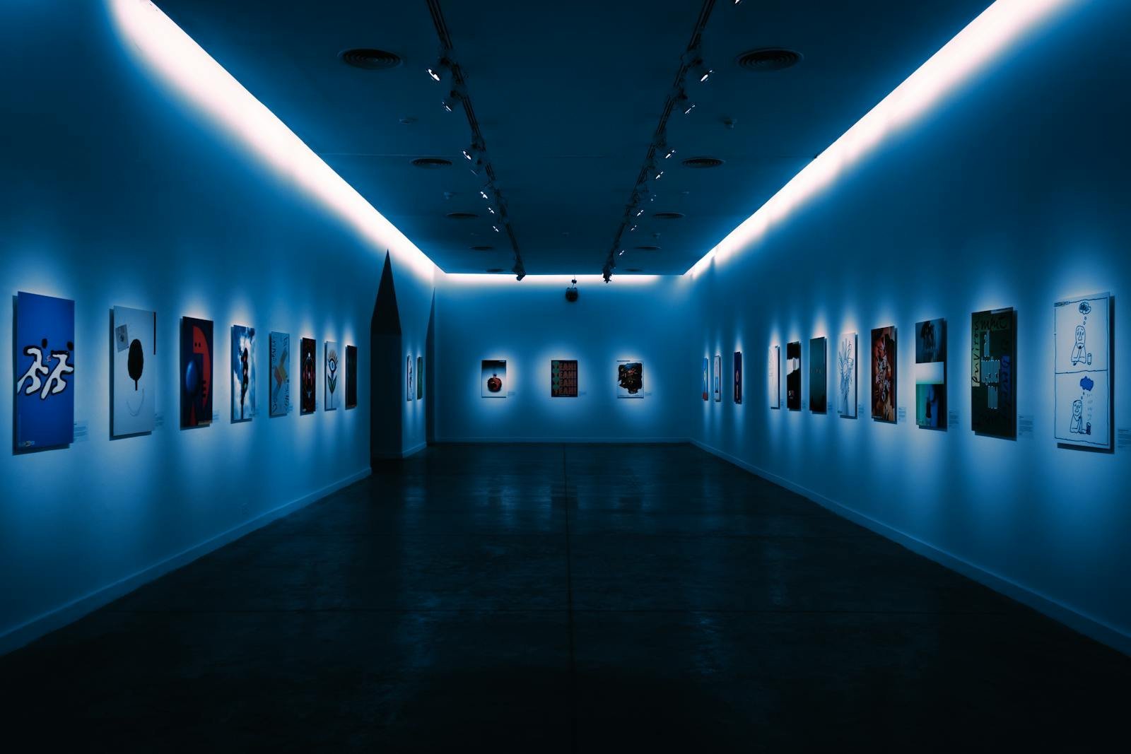 Moderne Kunstgalerie mit Ausstellung