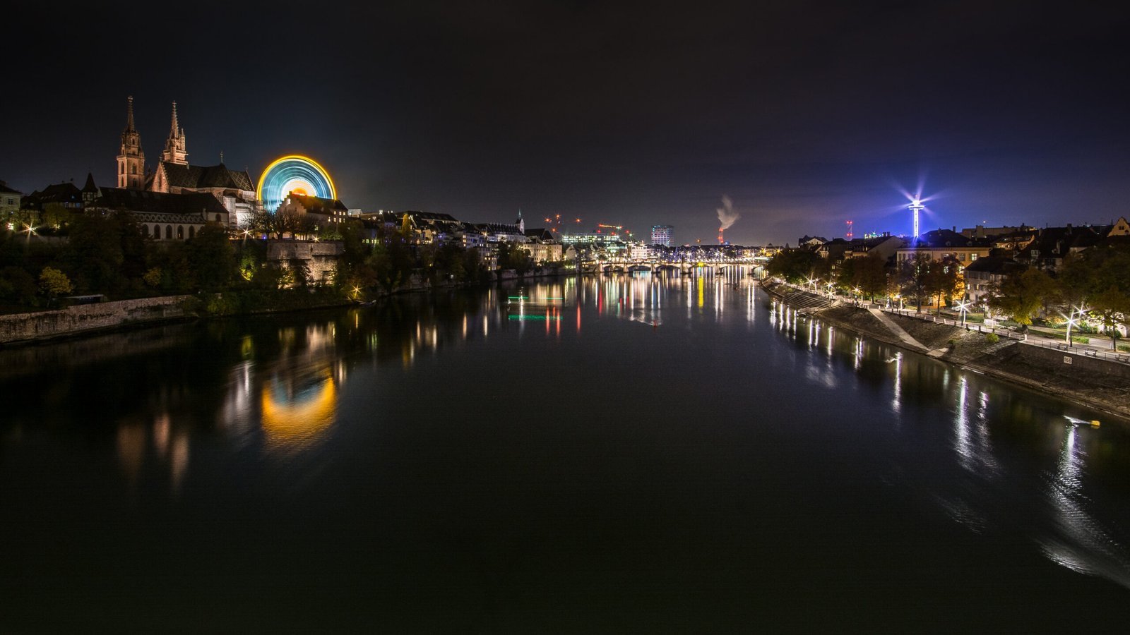 Basler Herbstmesse mit Riesenrad und Lichtern bei Nacht