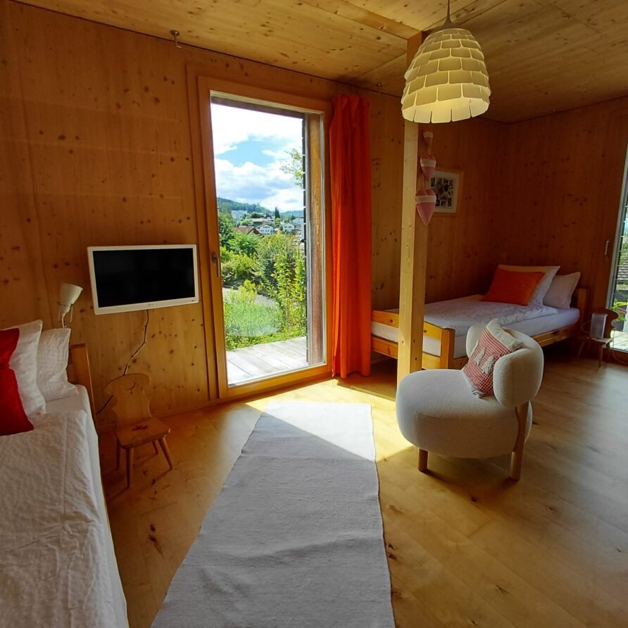 Twinzimmer mit zwei Einzelbetten und TV